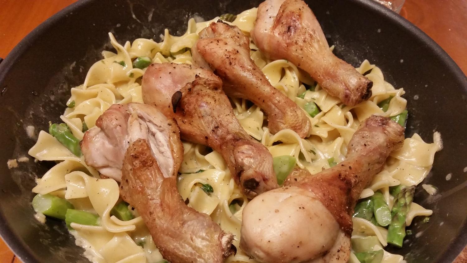 Hühnchen auf Nudeln mit Basilikum-Soße - Rezept - kochbar.de