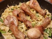 Hühnchen auf Nudeln mit Basilikum-Soße - Rezept
