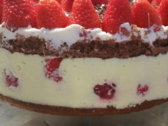 Erdbeer-Pfirsich-Joghurt Torte - Rezept - kochbar.de