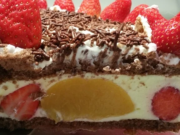 Erdbeer-Pfirsich-Joghurt Torte - Rezept - Bild Nr. 12