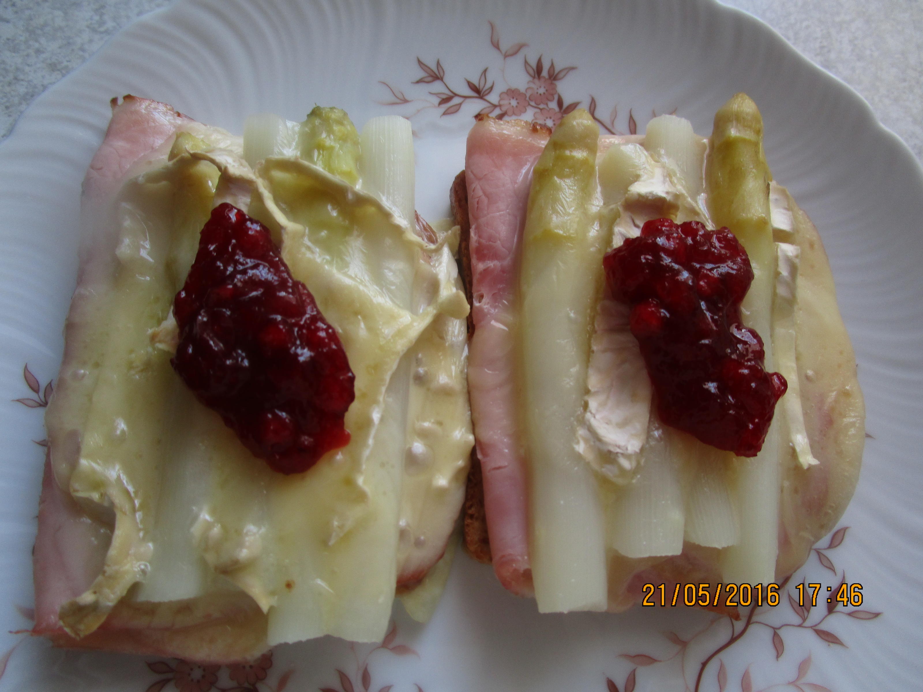 Bilder für Spargel-Toast mit Camembert - Rezept