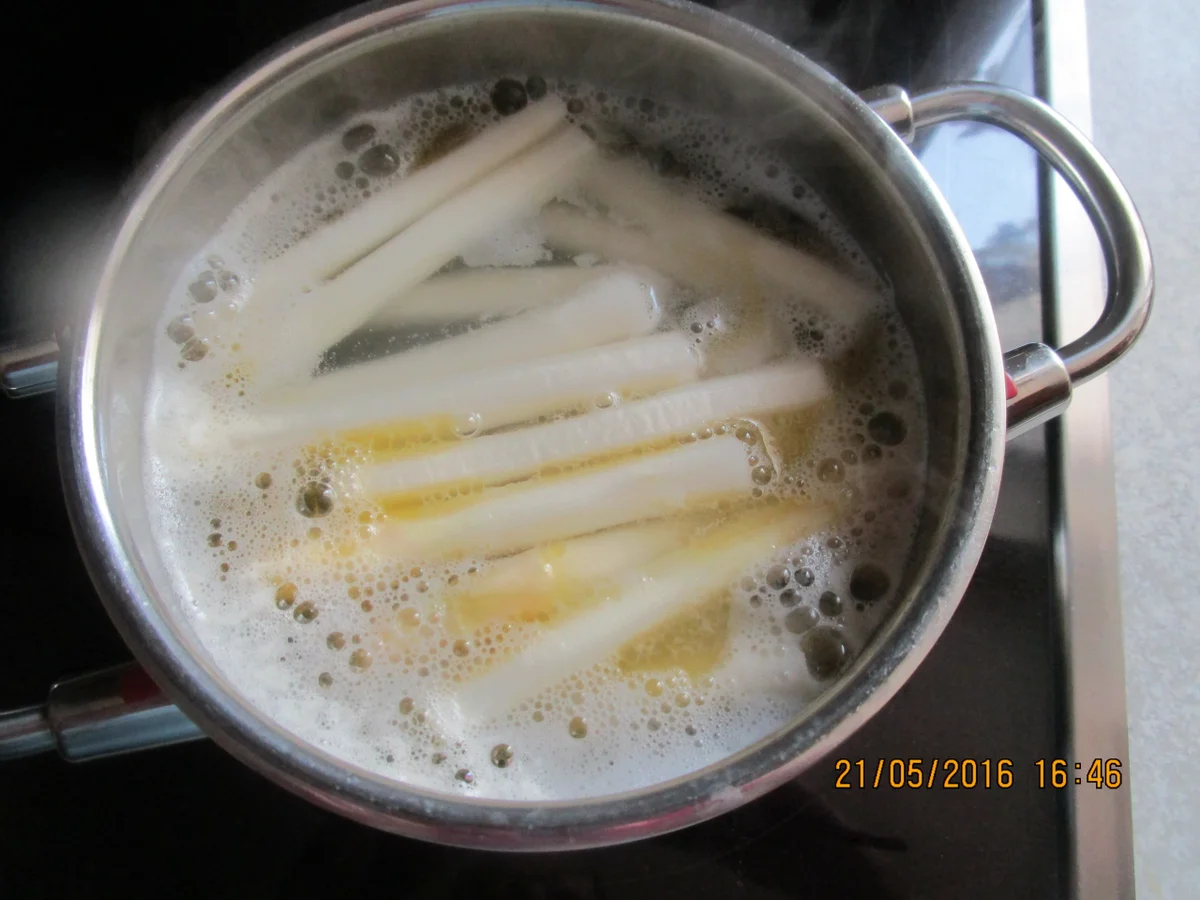 Rezept: Spargel-Toast mit Camembert Bild Nr. 4 Spargel-Toast mit Camembert - Rezept - Bild Nr. 4