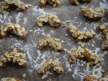 Mandelhörnchen ohne Marzipan - Rezept - Bild Nr. 2