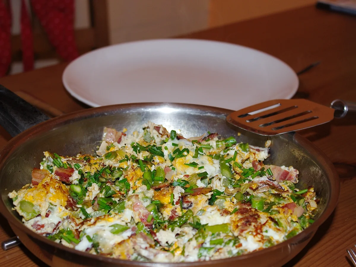 Grüner Spargel-Speck-Rührei - Rezept