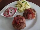Speckfrikadellen mit Schnittlauch-Kartoffelpüree und Radieschensalat - Rezept