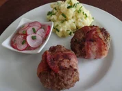 Speckfrikadellen mit Schnittlauch-Kartoffelpüree und Radieschensalat - Rezept