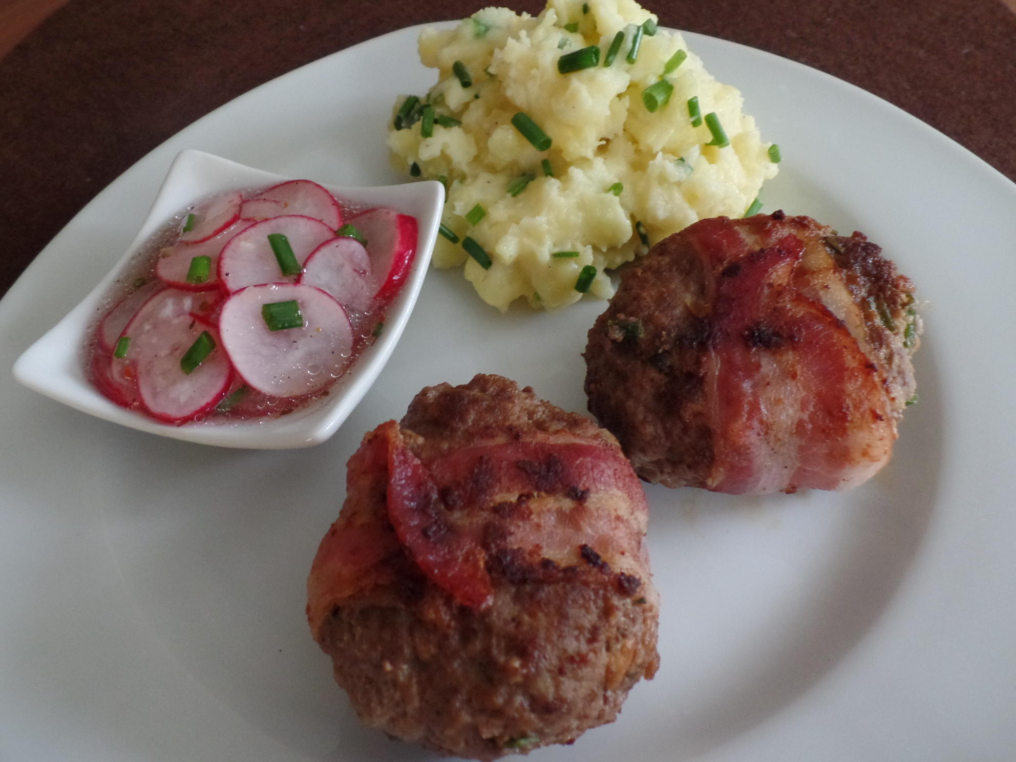 Bilder für Speckfrikadellen mit Schnittlauch-Kartoffelpüree und Radieschensalat - Rezept