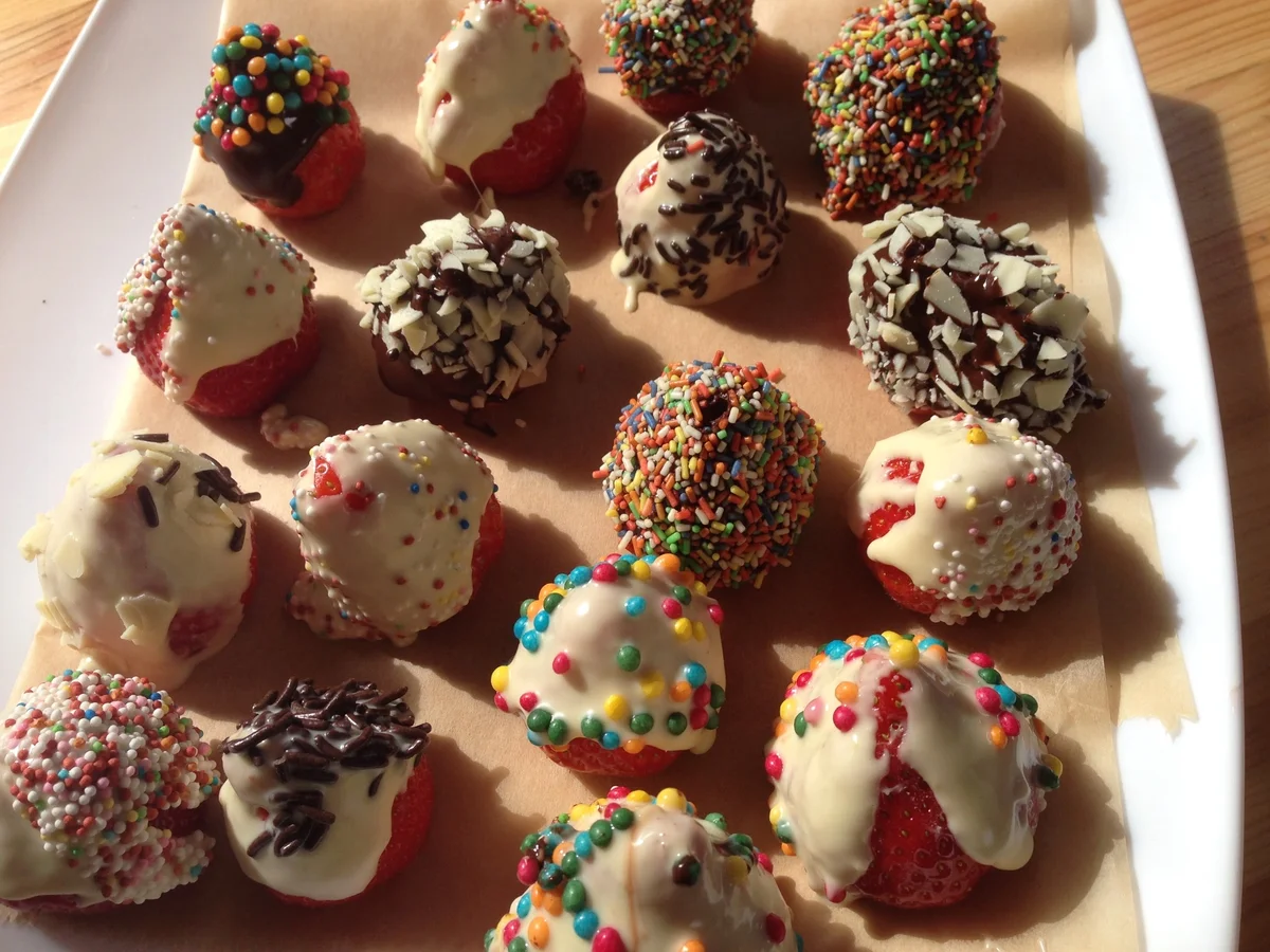 Brownie-Erdbeer-Kuchen mit dekorierten Erdbeeren - Rezept - Bild Nr. 2