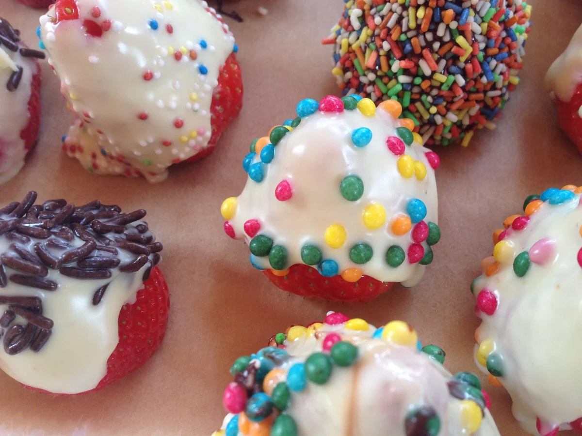 Brownie-Erdbeer-Kuchen mit dekorierten Erdbeeren - Rezept - Bild Nr. 4