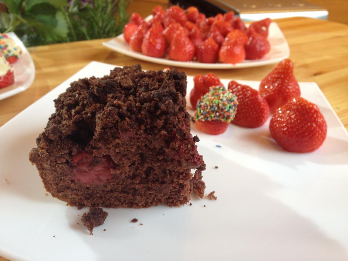 Brownie-Erdbeer-Kuchen mit dekorierten Erdbeeren - Rezept