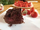 Brownie-Erdbeer-Kuchen mit dekorierten Erdbeeren - Rezept
