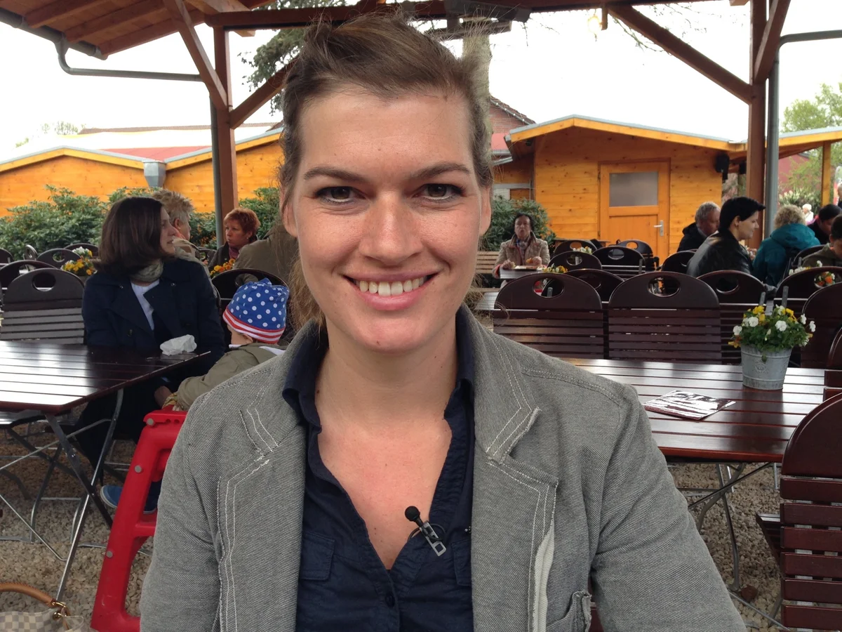 Brownie-Erdbeer-Kuchen mit dekorierten Erdbeeren - Rezept - Bild Nr. 5