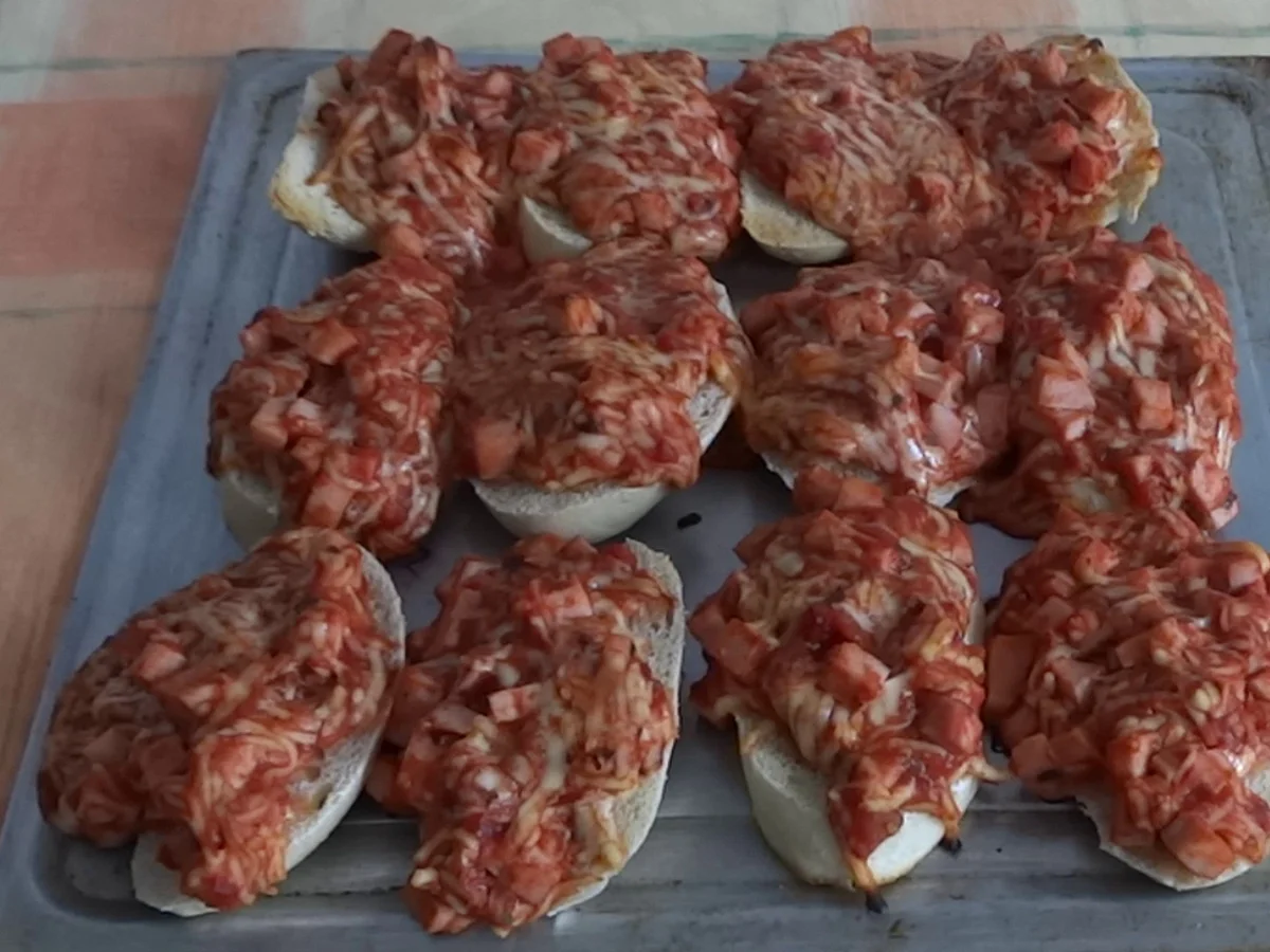 Super einfache & leckere Pizzabrötchen - Rezept