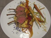 Lammkarree mit Kräuterkruste, Trüffelpolenta und karamellisiertem Gemüse - Rezept