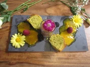 Pistazienküchlein, Nougat-Mousse und Orangen-Maracuja-Kompott mit Honigkaviar - Rezept