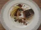 Gewürz-Zander, Topinamburpüree, Apfelcarpaccio, Zwiebelcreme, Schwarzbrot-Lorbeer-Crunch - Rezept