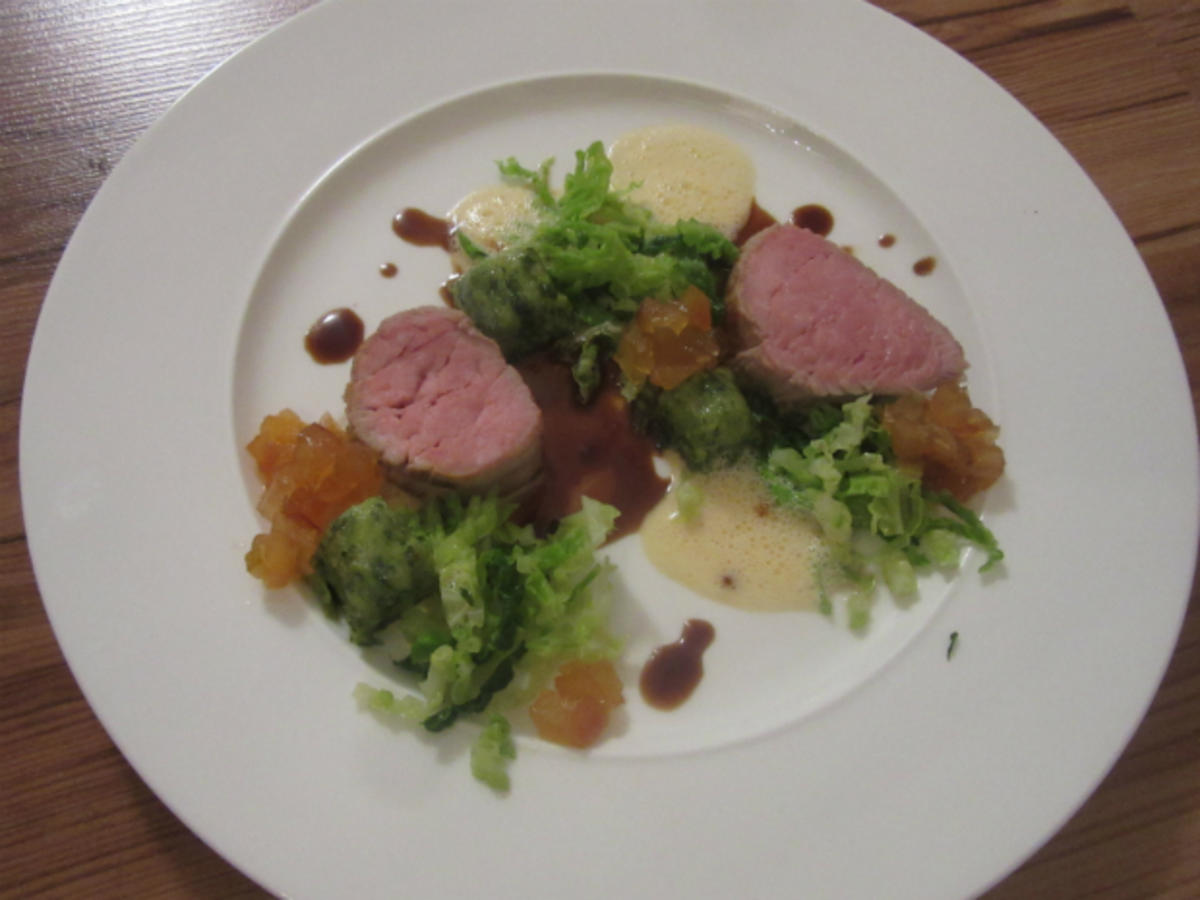 Kalbsfilet mit Wirsing, Petersiliengnocchi, Apfelsößchen und ... Kalbsfilet mit Wirsing, Petersiliengnocchi, Apfelsößchen und ...