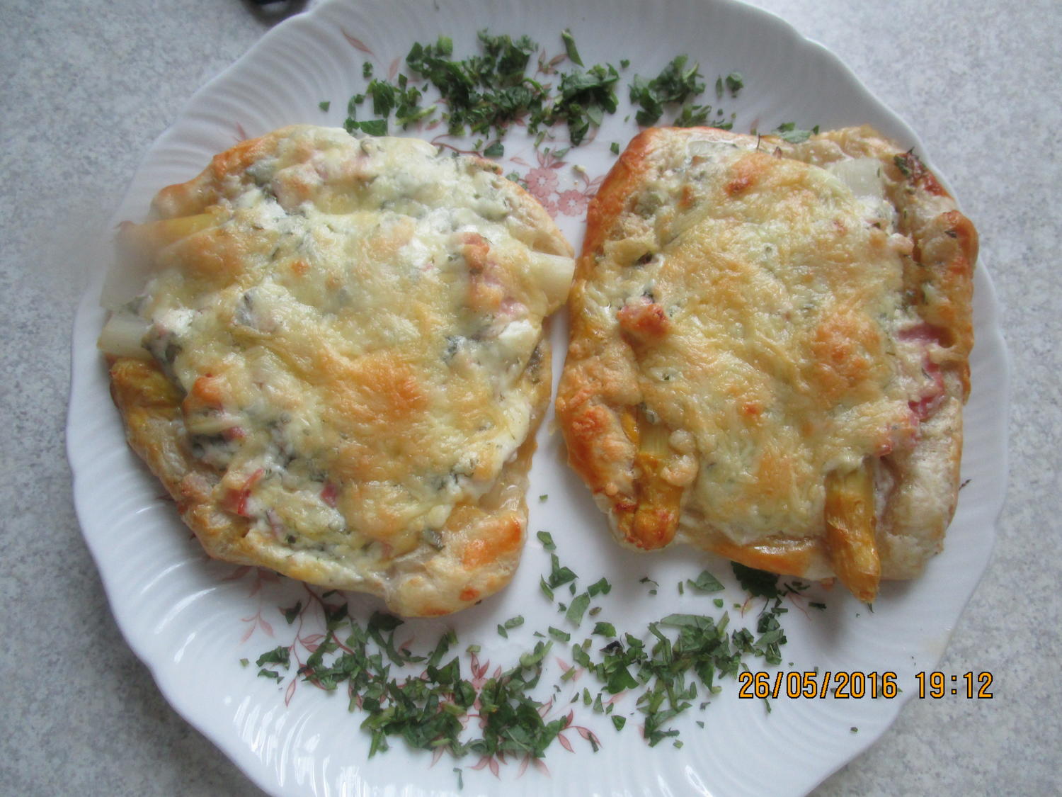 Spargel-Blätterteigtaschen überbacken - Rezept - kochbar.de