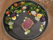 Salade Nicoise nouveaux, Vitelotte, roter Thunfisch und Wachtelei - Rezept