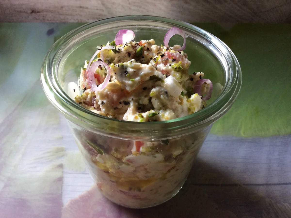 Rezept: Feurige Tomaten-Käse-Creme mit Pistazien Feurige Tomaten-Käse-Creme mit Pistazien - Rezept