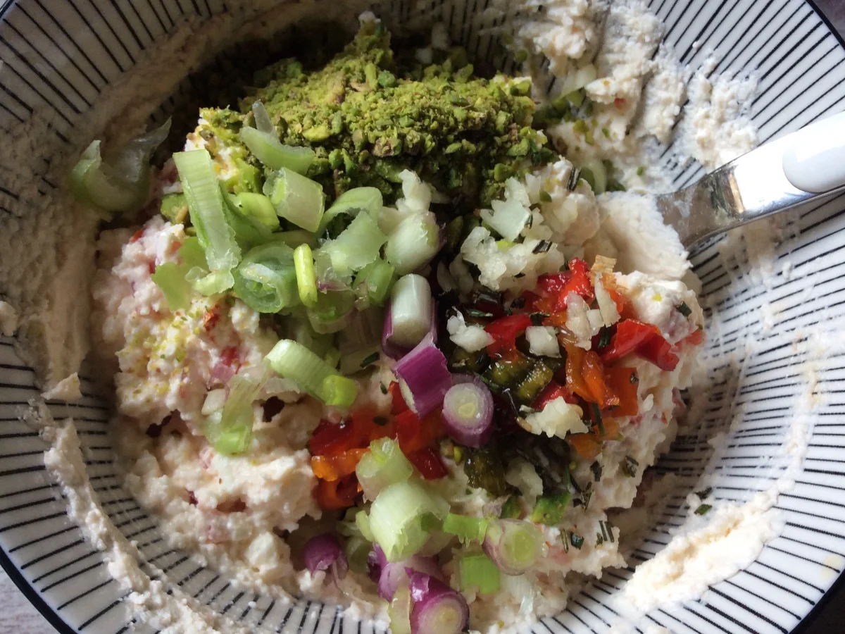 Rezept: Feurige Tomaten-Käse-Creme mit Pistazien Bild Nr. 3 Feurige Tomaten-Käse-Creme mit Pistazien - Rezept - Bild Nr. 3