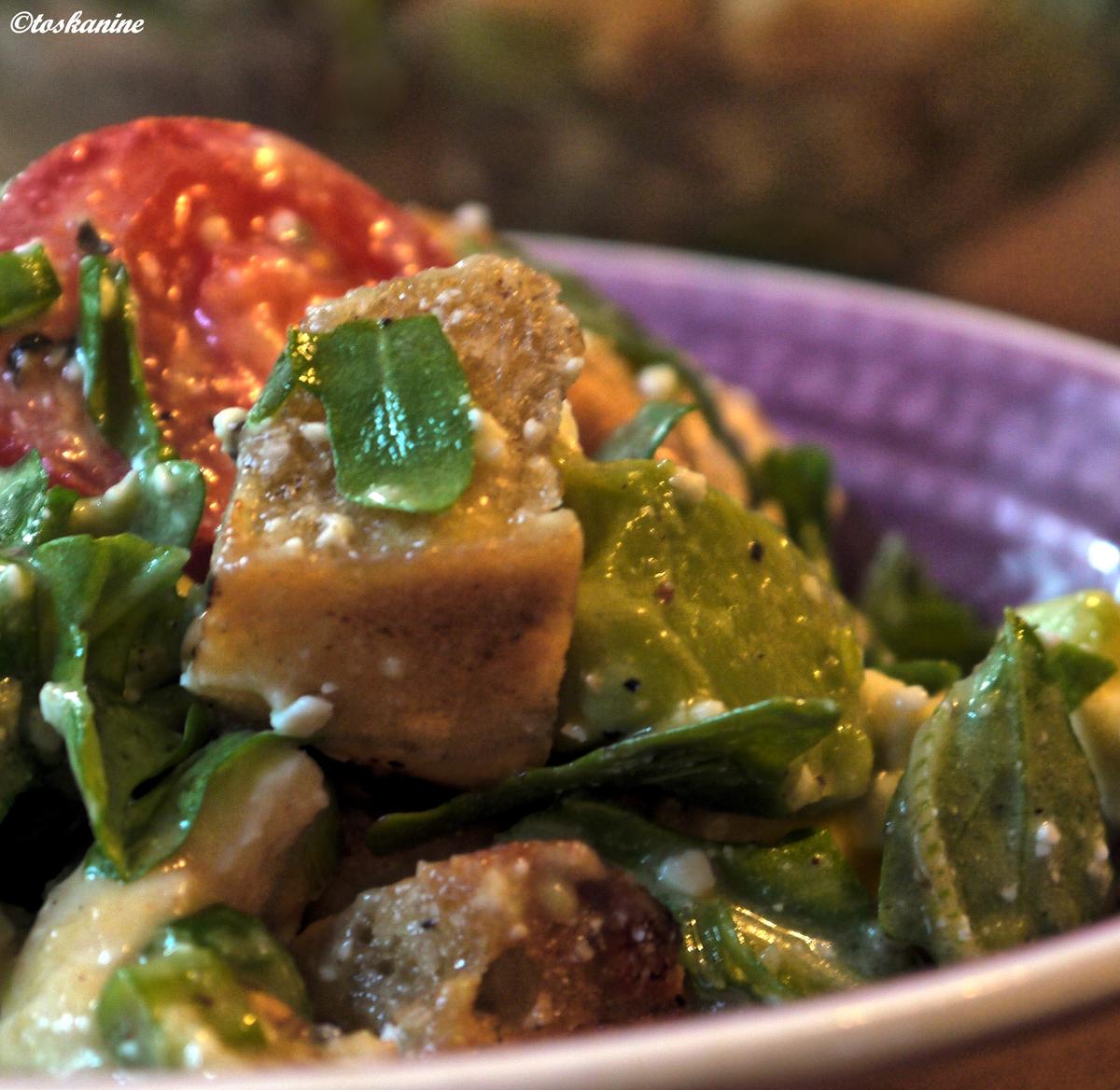 Panzanella mit Avocado und Hähnchenbrust - Rezept