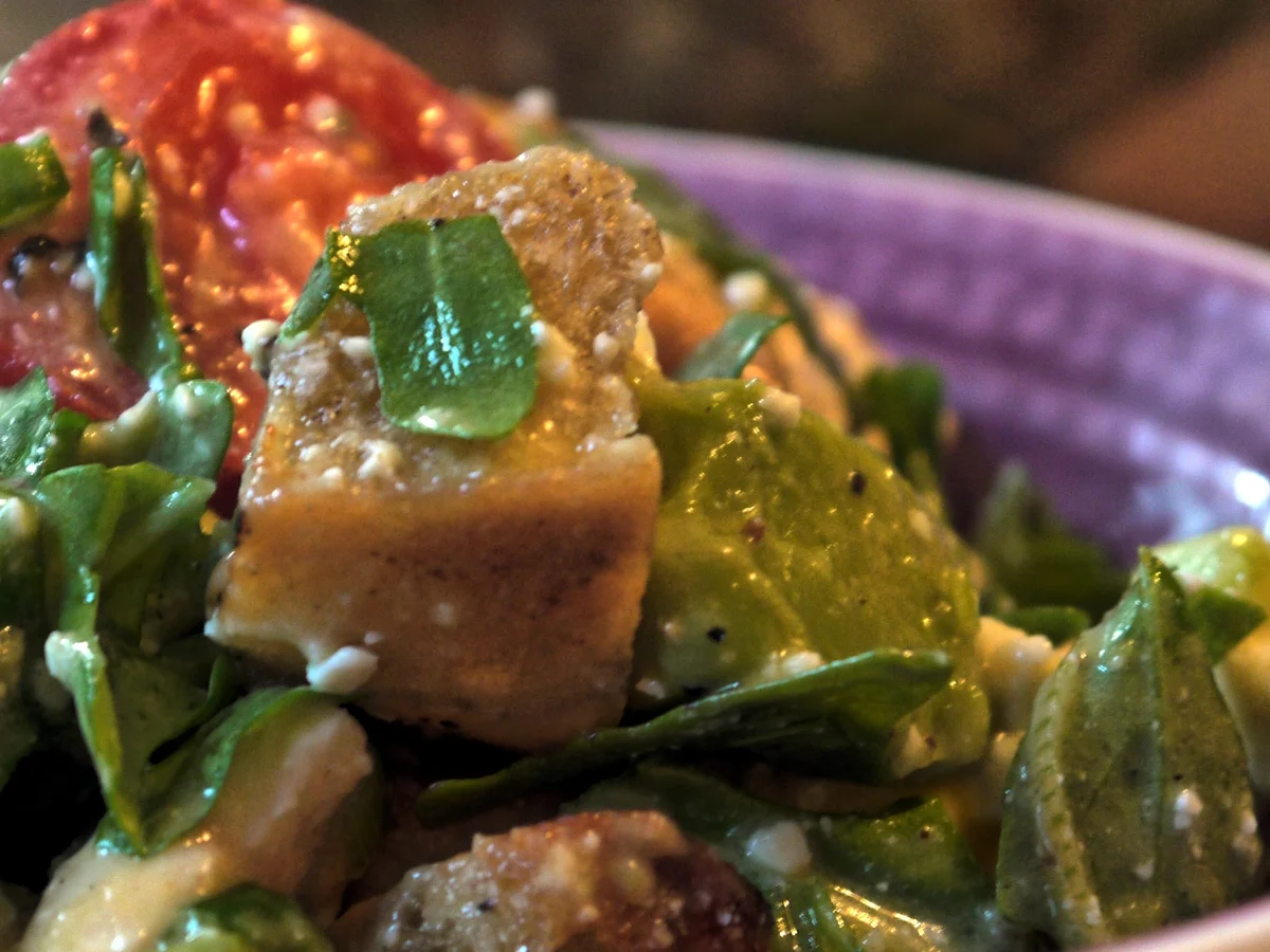 Panzanella mit Avocado und Hähnchenbrust - Rezept