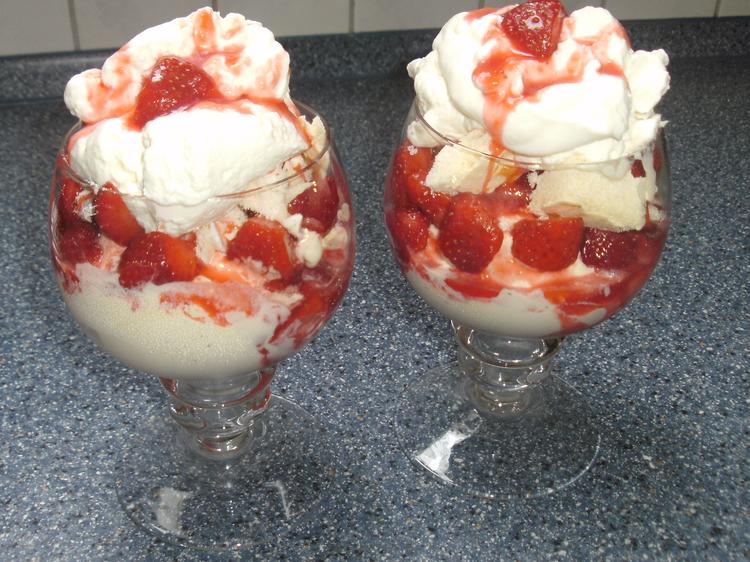 Erdbeerbecher mit Vanilleeis und Erdbeeren frisch - Rezept mit Bild ...