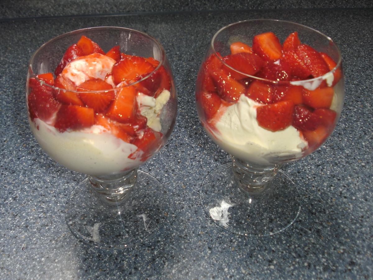 Erdbeerbecher mit Vanilleeis und Erdbeeren frisch - Rezept mit Bild ...