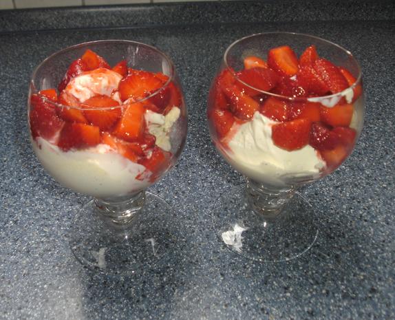 Erdbeerbecher mit Vanilleeis und Erdbeeren frisch - Rezept mit Bild ...
