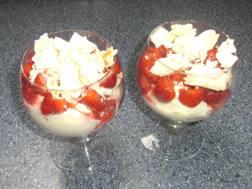 Erdbeerbecher mit Vanilleeis und Erdbeeren frisch - Rezept mit Bild ...