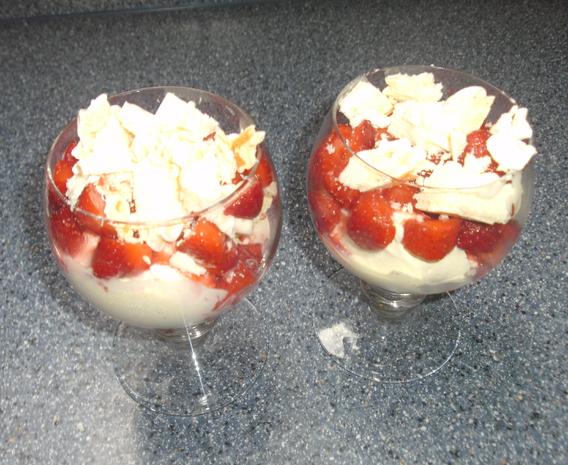 Erdbeerbecher mit Vanilleeis und Erdbeeren frisch - Rezept mit Bild ...
