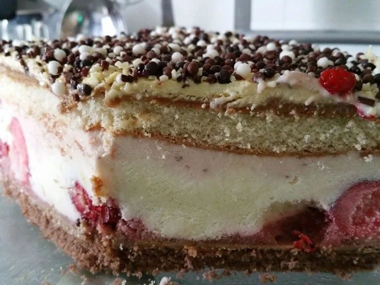 Rezept: Erdbeer Joghurt Eistorte Bild Nr. 28 Erdbeer Joghurt Eistorte - Rezept - Bild Nr. 28