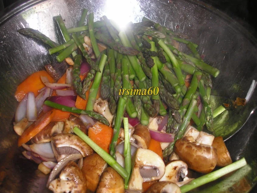 Rezept: Rindfleischstreifen mit grünen Spargel und Champignons Bild Nr. 8 Rindfleischstreifen mit grünen Spargel und Champignons - Rezept - Bild Nr. 8