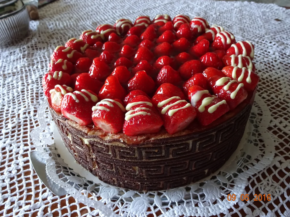 Erdbeertorte mit Dekorrand - Rezept