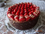 Erdbeertorte mit Dekorrand - Rezept