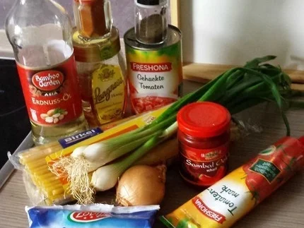 Rezept: Makkaroni mit etwas schärferer Tomatensauce Bild Nr. 2 Makkaroni mit etwas schärferer Tomatensauce - Rezept - Bild Nr. 2