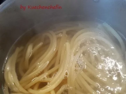 Rezept: Makkaroni mit etwas schärferer Tomatensauce Bild Nr. 3 Makkaroni mit etwas schärferer Tomatensauce - Rezept - Bild Nr. 3