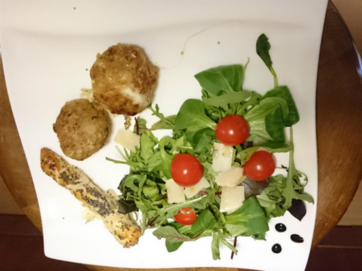 Mit Büffelmozzarella gefüllte Fleischbällchen auf einem Salatbett der Saison - Rezept