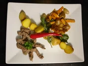 Scharfes Gemüsepfanderl mit Rinderfiletspitzen, Knoblauch-Rosmarin-Kartoffeln - Rezept