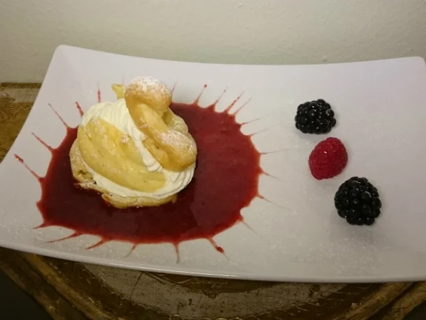 Windbeutelschwäne auf einem Beerensee - Rezept