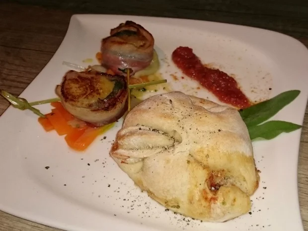 Rezept: Jakobsmuscheln kuscheln im Speckmantel mit Wurzelgemüse und selbstgemachtem Pizzabrot Jakobsmuscheln kuscheln im Speckmantel mit Wurzelgemüse und selbstgemachtem Pizzabrot - Rezept