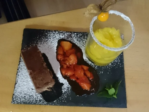 Rezept: Kalter Hund jagt Mango-Sorbet und karamellisierte Erdbeeren Kalter Hund jagt Mango-Sorbet und karamellisierte Erdbeeren - Rezept