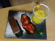 Rezept: Kalter Hund jagt Mango-Sorbet und karamellisierte Erdbeeren Kalter Hund jagt Mango-Sorbet und karamellisierte Erdbeeren - Rezept