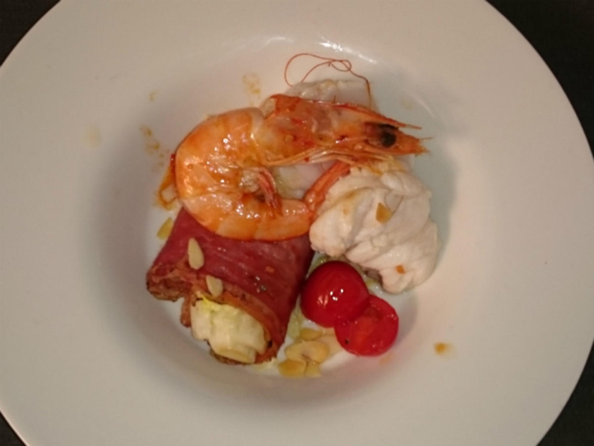 Seeteufel mit Riesengarnele auf im Speck ummantelten Romanasalat und
Cocktailtomaten - Rezept Eingereicht von Das perfekte Dinner