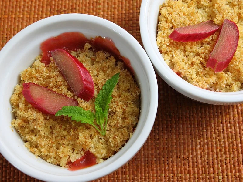 Rezept: Rhabarber-Crumble und Rhabarber-Sirup Rhabarber-Crumble und Rhabarber-Sirup - Rezept