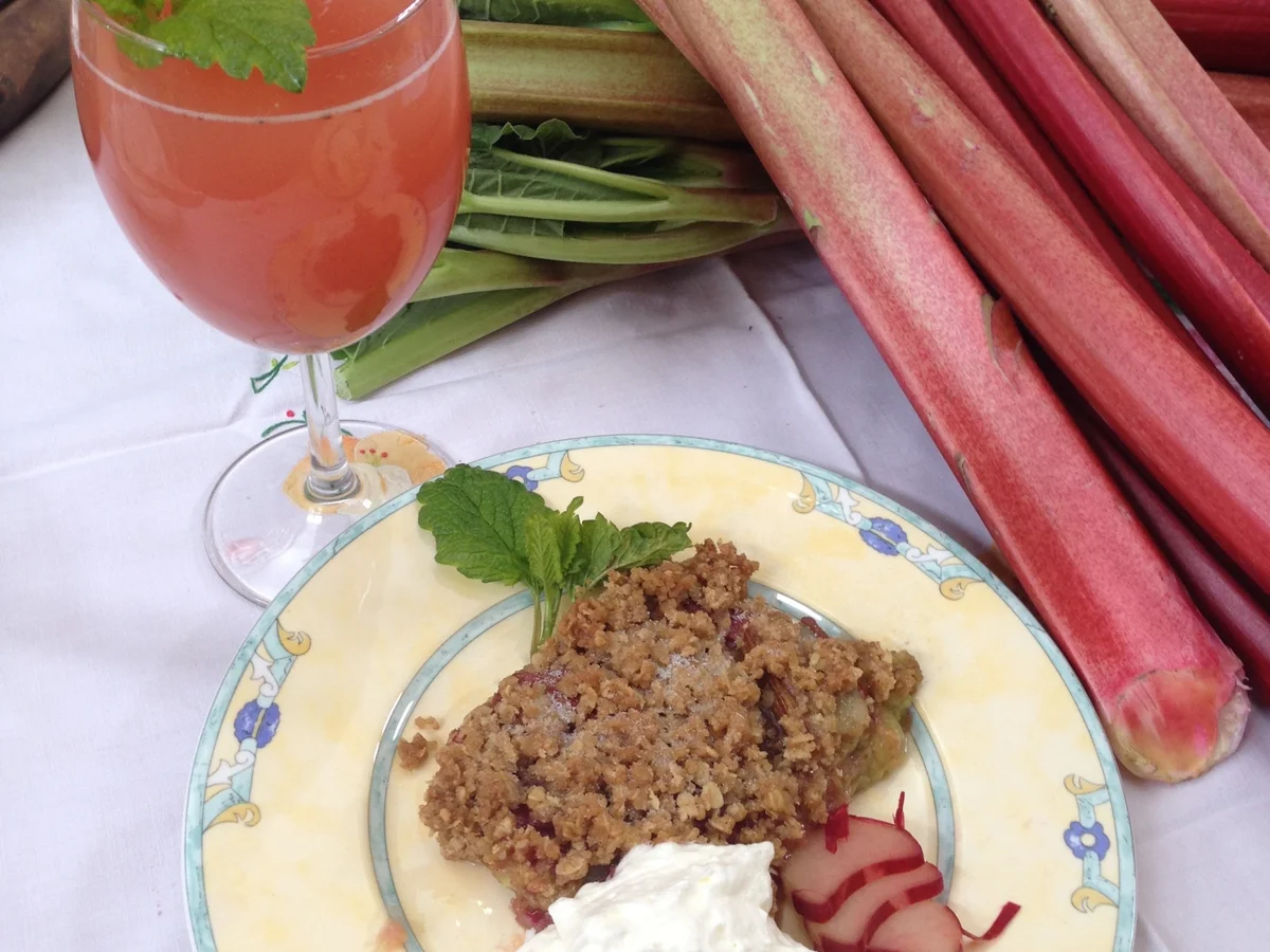 Rezept: Rhabarber-Crumble und Rhabarber-Sirup Bild Nr. 2 Rhabarber-Crumble und Rhabarber-Sirup - Rezept - Bild Nr. 2