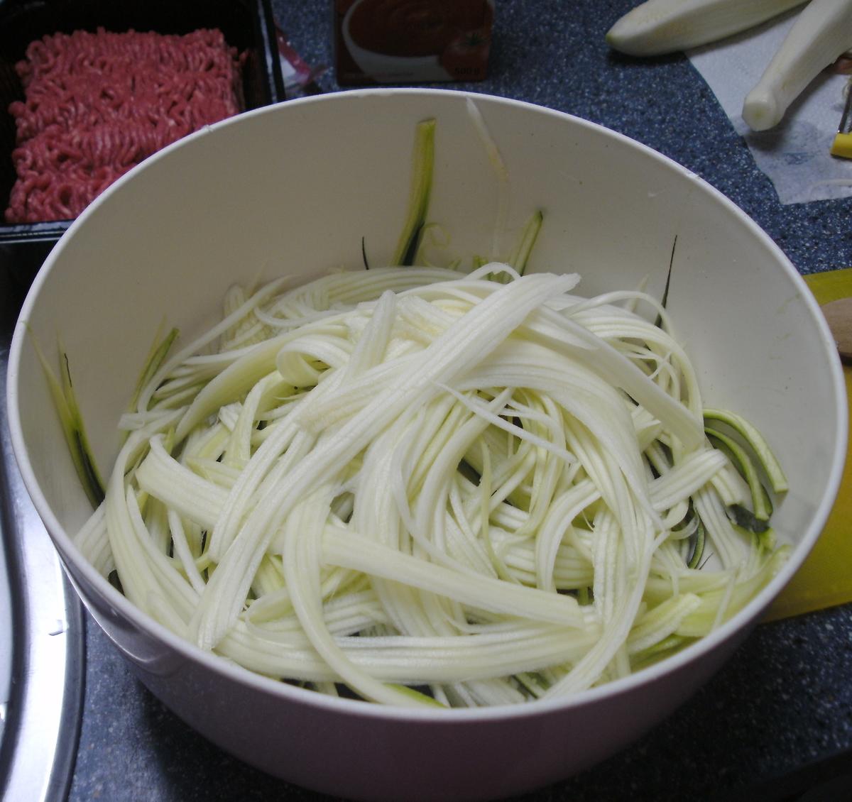 Zucchinispaghetti mit Bolognese - Rezept - Bild Nr. 2