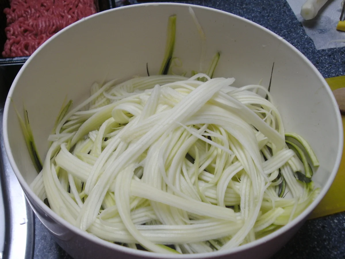 Zucchinispaghetti mit Bolognese - Rezept - Bild Nr. 2