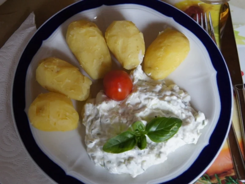 Rezept: Pellkartoffeln mit selbstgemachten Tzatziki Pellkartoffeln mit selbstgemachten Tzatziki - Rezept